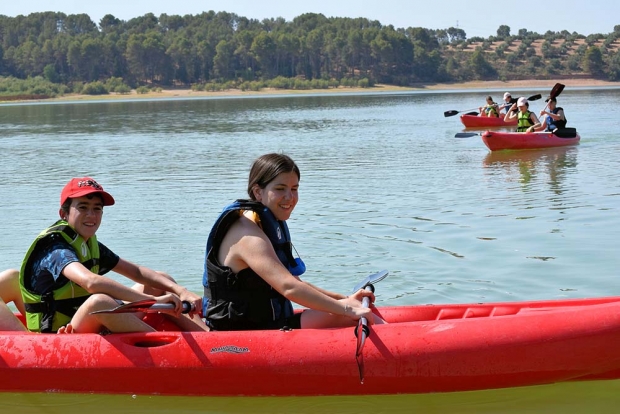 Un grupo de jóvenes se prepara para dar una vuelta en piragua por el Cubillas.