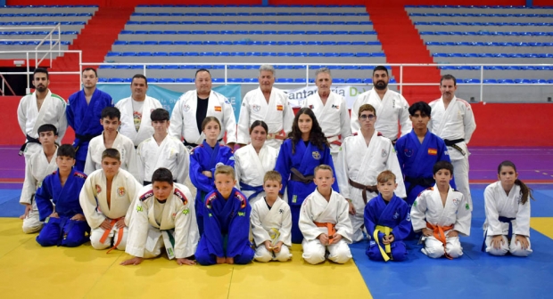 Alumnos que acudieron a la jornada inaugural del `stage` de judo (J. PALMA)