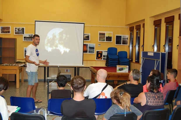 Un momento del taller de iniciación a la observación astronómica en su parte teórica.