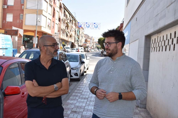 El alcalde de Albolote, Salustiano Ureña y el concejal de Fiestas. Juan José Martínez, durante la presentación del programa. Abajo, el grupo Los Secretos, una de las actuaciones estrella de las fiestas.