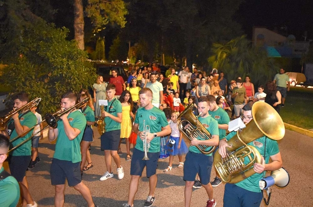 Charanga y pasacalles de disfraces el viernes noche. Abajo, Javier Collantes, durante su pregón de fiestas.