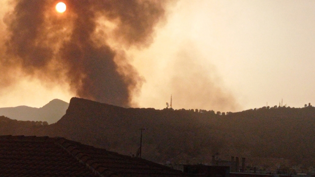 Varios momentos del incendio en la zona de Sierra Elvira, a la altura de La Moleona en Atarfe, captados por varios vecinos de Albolote. (José M. Rodríguez/ Gavilán).