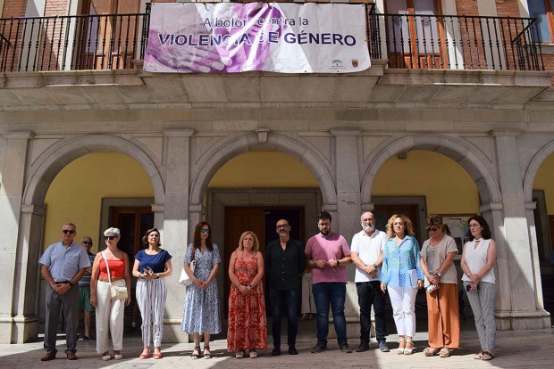 Minuto de silencio a las puertas del Ayuntamiento de Albolote como denuncia de la violencia hacia las mujeres.