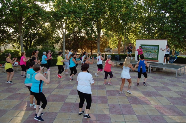 Un momento del masterclass de zumba en la Plaza de las Flores de El Chaparral.