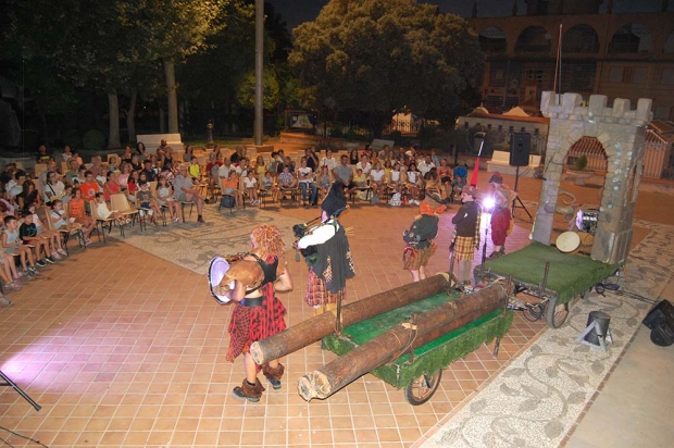 Inicio de la función `Acuadros` en el Parque Guaynabo a cargo de la compañía Vagalume Teatro.