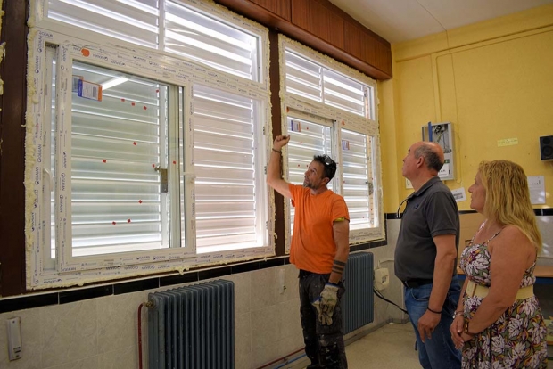 La concejala de Educación, Mª Carmen Calderay y el concejal de Obras, José Miguel Rodríguez durante la visita al colegio Tínar donde ya se coloca la nueva carpintería metálica.