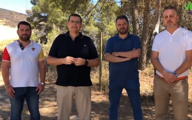 EL portavoz de Vox Albolote, David Navarro, junto a varios responsables del partido