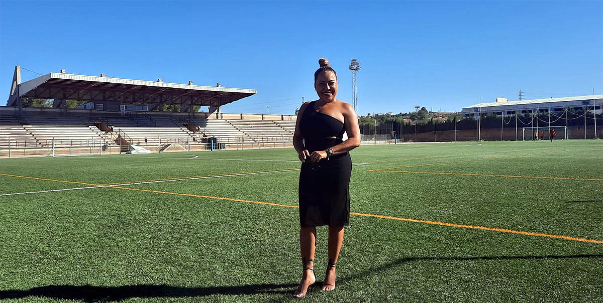 Elexandra Malz, presidenta del FC Cubillas, en el campo de fútbol de Albolote (J. PALMA)