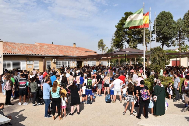 Ambiente en el patio del colegio Tínar al comienzo del nuevo curso. Abajo. Un aula del colegio de El Chaparral.