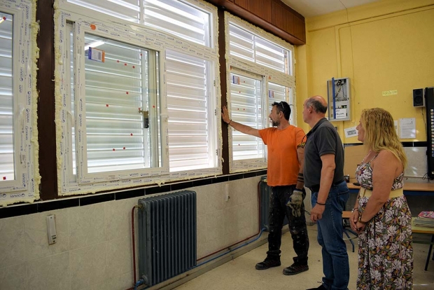La concejala de Educación y el concejal de Obras visitaron hace unos meses las obras de la carpintería metálica del colegio Tínar. Abajo, detalle de la climatización en el colegio Lucilo Carvajal.