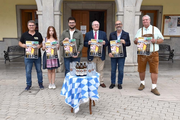 Presentación del Oktoberfest con la presencia del alcalde, el delegado de Fomento, el concejal de Fiestas y organizadores del evento. Abajo, cartel de la feria.