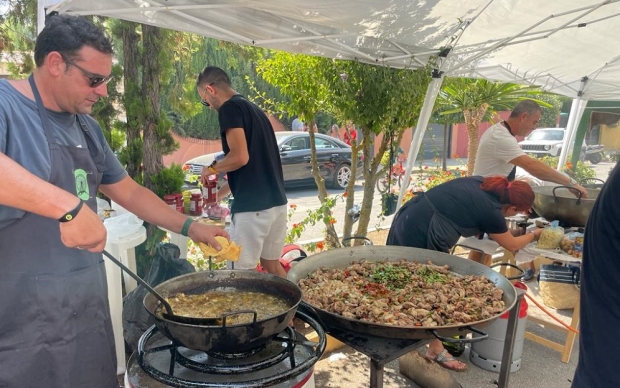 Preparación de las paellas en el concurso de platos de arroz