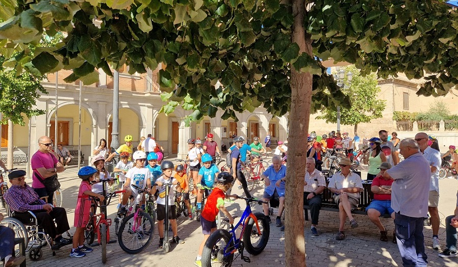 Ciclistas en la Plaza de España al inicio de la ruta 