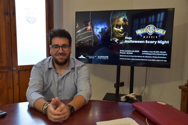 El concejal de Fiestas, Juanjo Martínez, presentó el viaje a la Warner por Halloween