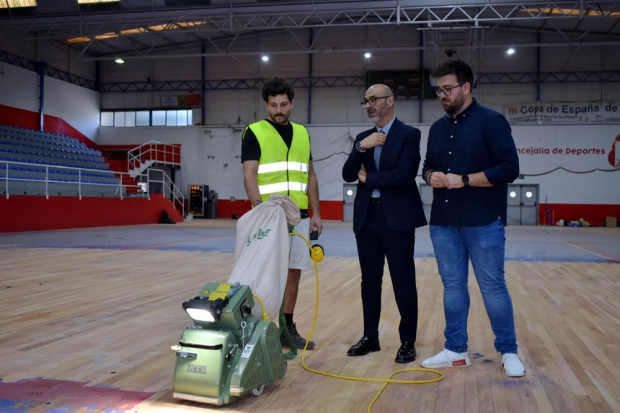 Salustiano Ureña y Juan José Martínez dialogan con un operario en el Pabellón Municipal de Deportes (J. PALMA)