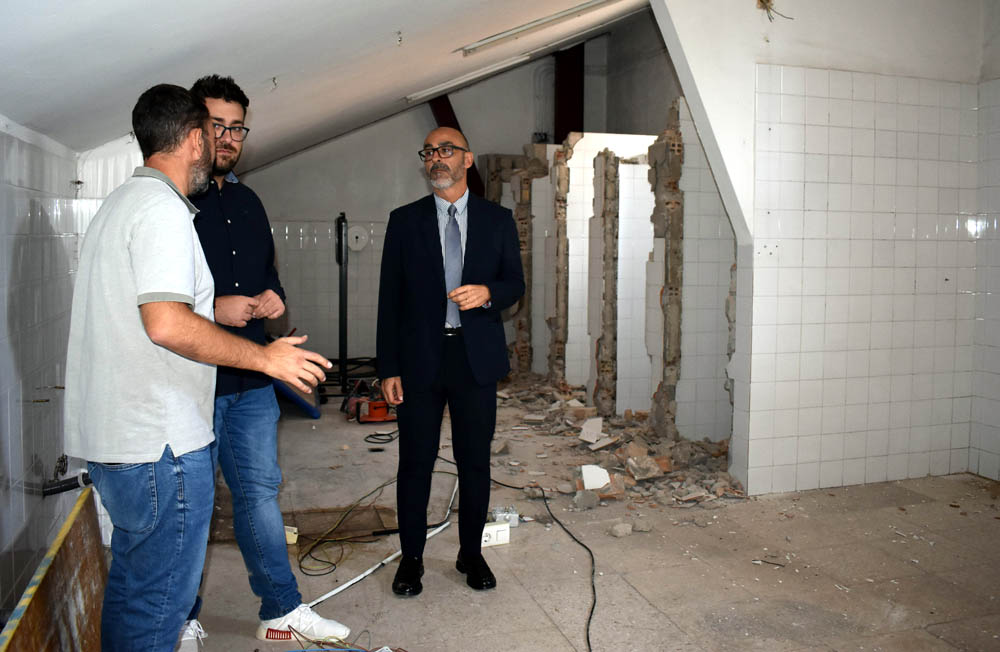 Los responsables municipales visitan las obras en uno de los vestuarios de la instalaci�n deportiva (J. PALMA)