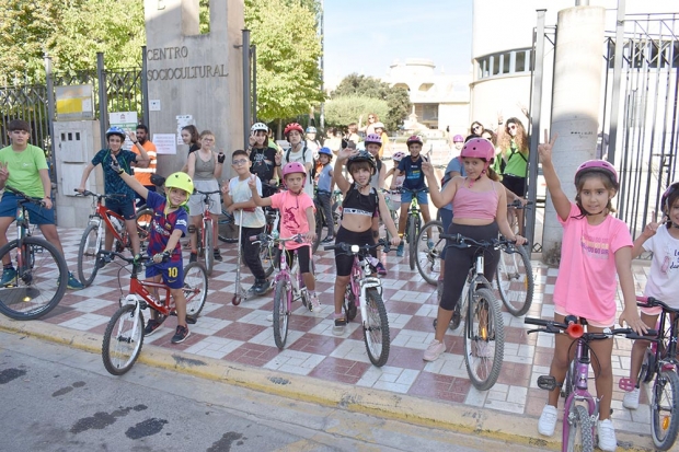 Escolares y familiares a la salida del paseo en bici desde el parque Guaynabo. Abajo, el concejal, José Miguel Rodríguez y Mª Carmen Sánchez, de Ecoideas, frente a los paneles de la muestra.