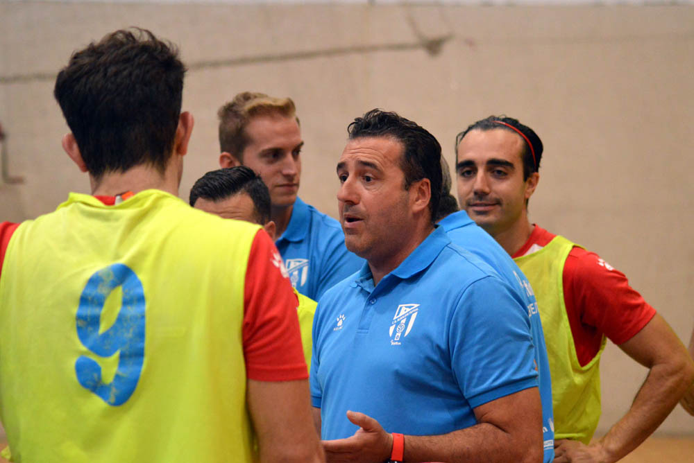Ram�n Balboa, entrenador del Albolote Herogra, habla con sus jugadores (J. PALMA)