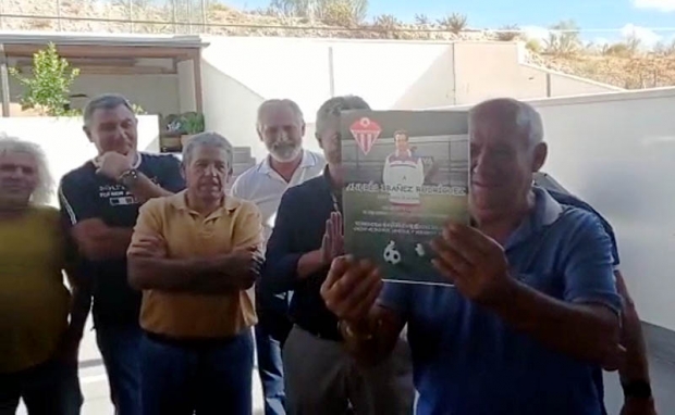 Andrés Ibáñez junto a miembros de la Peña 77 y con la placa de reconocimiento 