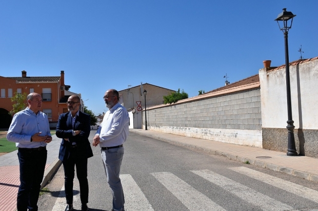 El alcalde, Salustiano Ureña, junto con los concejales de Medio Ambiente, José Miguel Rodríguez, y Urbanismo, Juanma Ocaña 