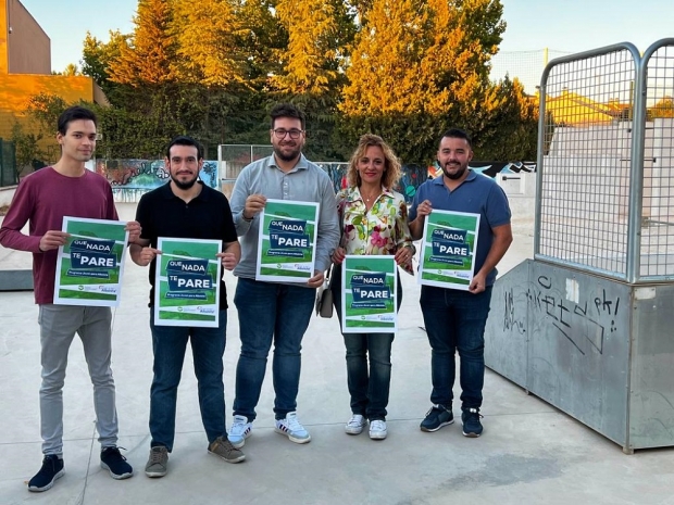 El presidente de nuevas generaciones y la presidenta local del PP junto a miembros del Partido Popular 