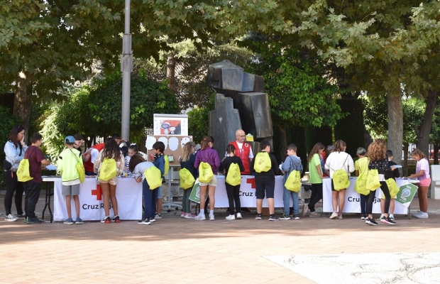 Escolares participan en el día de la banderita organizado por Cruz Roja 