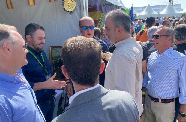 David Navarro saludando a Javier Ortega Smith Secretario de Organización hasta hace unos días