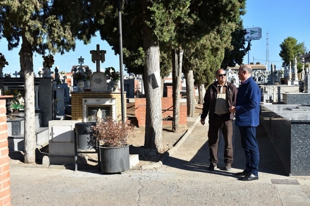 El concejal de Mantenimiento en una reciente visita al cementerio municipal