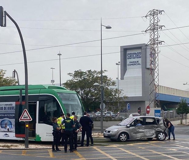 Estado en el que ha quedado el vehículo que ha colisionado esta mañana con el metro, en el polígono Juncaril. / J.L. Carvajal.