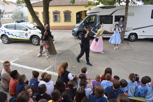 Montaje de presentación del proyecto de centro del colegio Abadía. Abajo, la delegada de Educación, el alcalde y el director del colegio visitan las dependencias del centro.