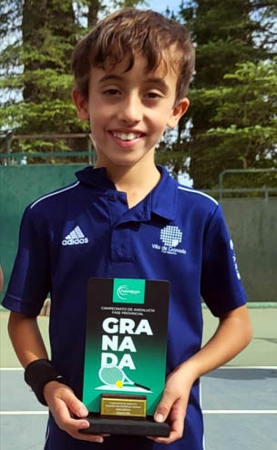 Iván Nievas con el galardón del torneo provincial 