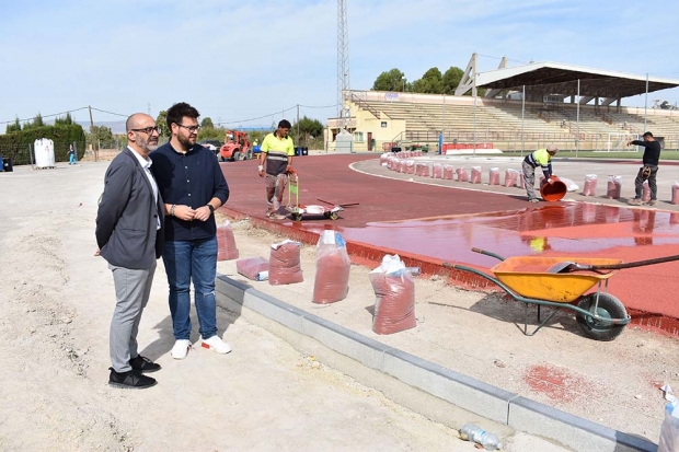 El alcalde y el concejal de Deportes visitan los trabajos de asfaltado de la nueva pista de atletismo.