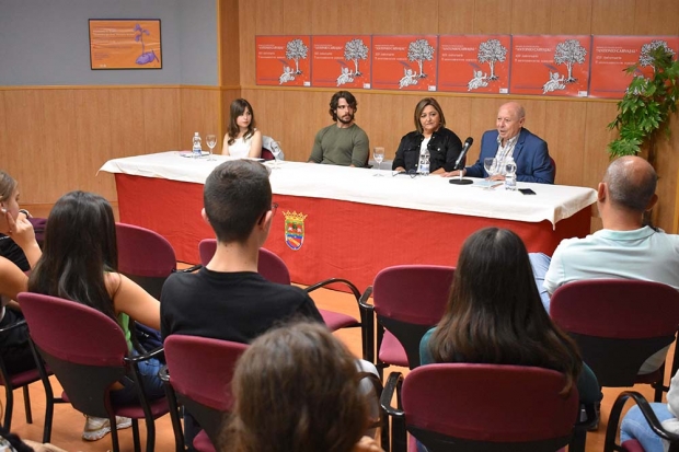 Un momento de la charla con el poeta alboloteño, Antonio Carvajal.