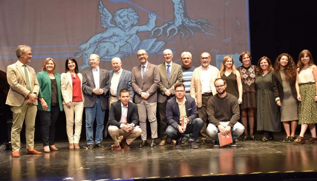 Plantel de invitados en el acto del 25 aniversario del Premio de Poesía Joven Antonio Carvajal. Abajo, el poeta durante a la visita de su exposición fotográfica.