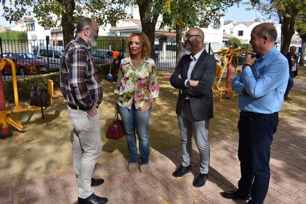 El alcalde y varios concejales durante la visita al parque de Andalucía donde trabajan algunos jóvenes del Plan de Empleo.