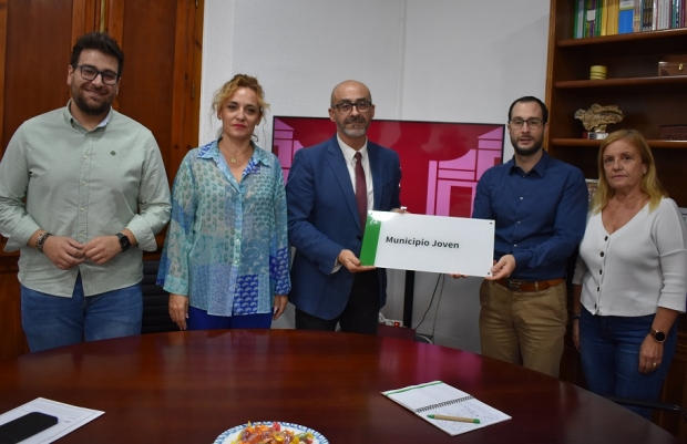 El coordinador del IAJ entrega de la placa de municipio joven al alcalde, Salustiano Ureña