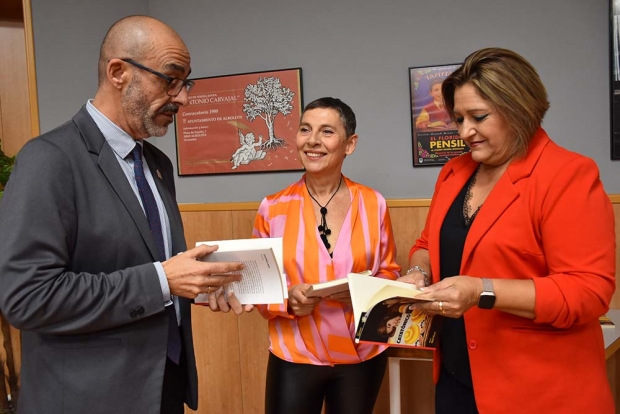 El alcalde, la escritora y la concejala de Cultura en la presentación del libro.