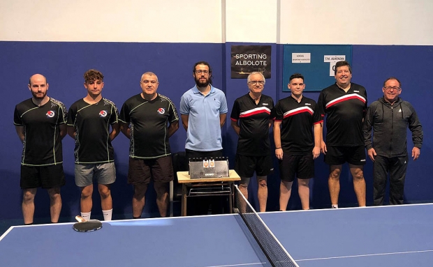 A la derecha el equipo del Albolote 2022 TM antes de su partido con Alhendín