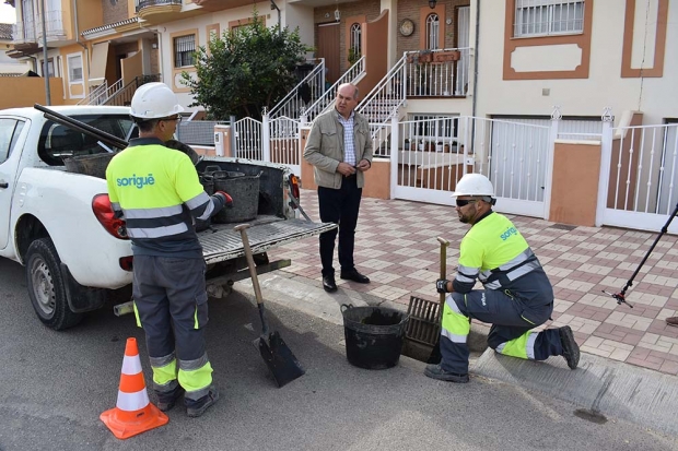 El concejal de Obras y Mantenimiento, José Miguel Rodríguez, junto a operarios de limpieza de imbornales.