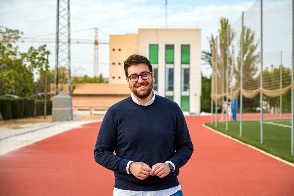 Juan José Martínez, concejal de Deportes de Albolote, posa en la nueva pista de atletismo