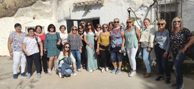 Mujeres participantes en la visita en la entrada a la cueva