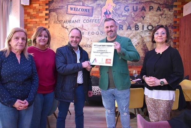 Aitor Pozuelo gerente del restaurante `Guapa y Rabiosa` obtuvo el primer premio del concurso por su tapa Fin de Fiesta.