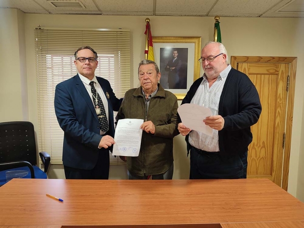 Eduardo Ramírez Sánchez -centro- con su acta de nuevo juez de paz de Albolote.