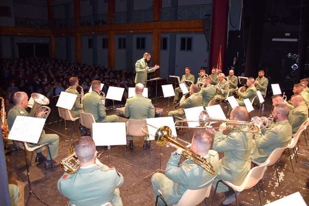 Concierto de la unidad de música de la Brigada Rey Alfonso XIII en la Casa de la Cultura. Abajo, público que llenó el aforo del auditorio.