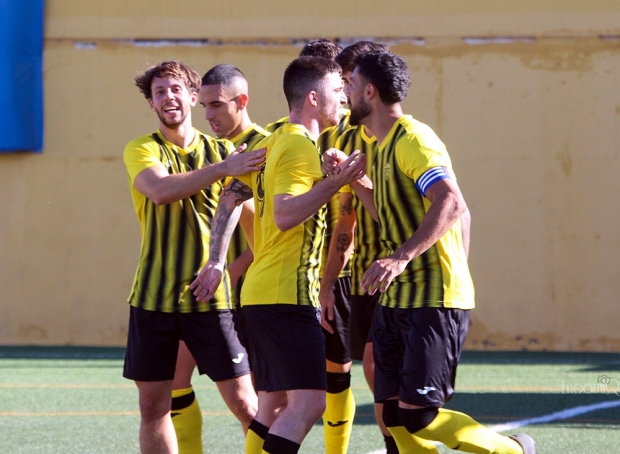 Los jugadores del FC Cubillas celebran un tanto (ENCARNI QUESADA)
