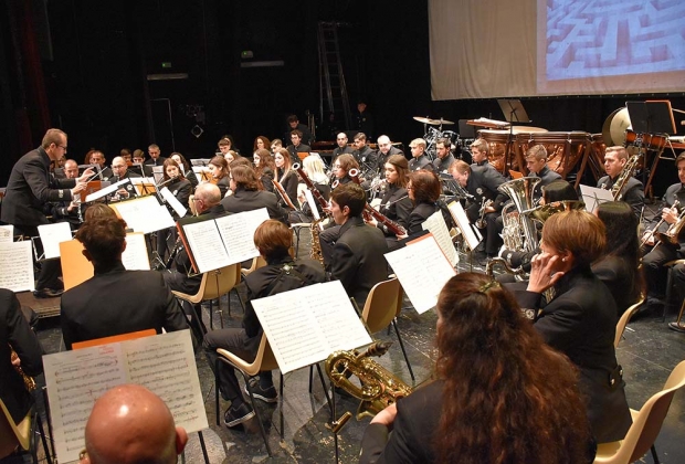 Un momento del concierto de Santa Cecilia que ofreció la Banda de Música de Albolote el pasado 20 de noviembre. Abajo, entrega del reconocimiento a la labor de la entidad musical.