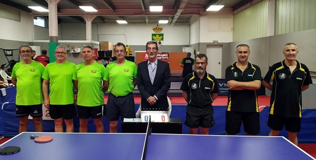El Club de Tenis de Mesa de Albolote a la derecha de la imagen con equipación negra (CTM ALBOLOTE)