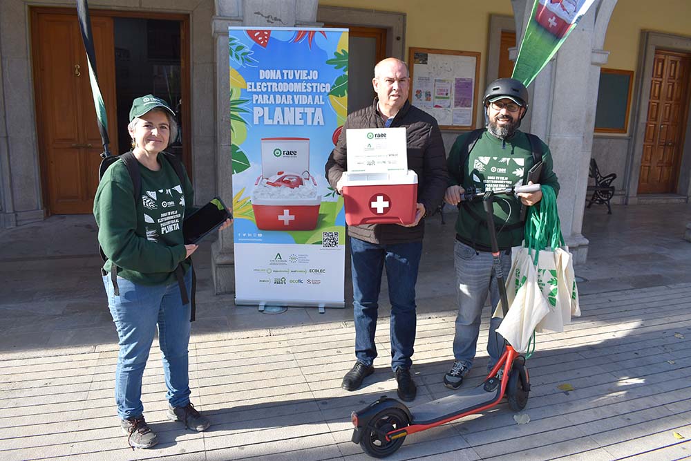 El concejal de Medio Ambiente, José Miguel Rodríguez -centro-, con miembros de la campaña `Dona Vida al Planeta`.