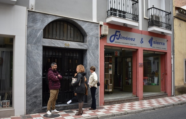 La concejala de Movilidad, Marta Nievas, junto al técnico, visitó uno de los edificios que requiere mejora en la accesibilidad 