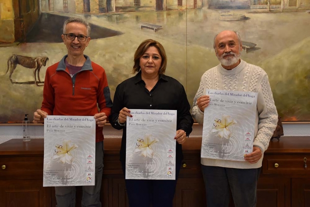 La concejala, Toñi Guerrero, con dos expertos en la terapia del Yoga.